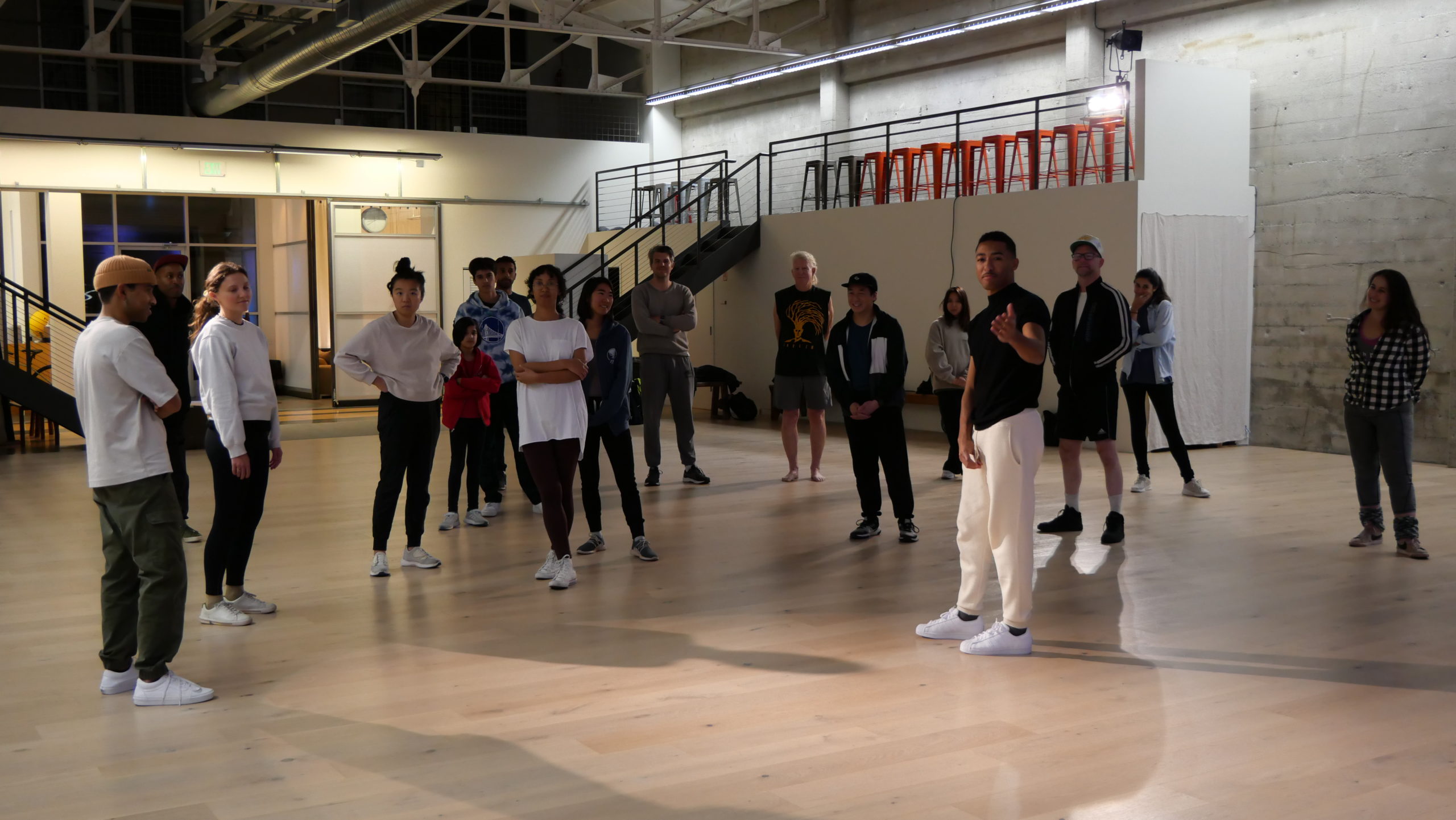 Atelier avancé de Bboying :  Ici, chaque danseur est encouragé à trouver sa voix unique, à explorer son style tout en affinant sa musicalité et sa technique. L’originalité et l’expression personnelle sont au centre de cet atelier. Ateliers d’initiation : Parfait pour ceux qui font leurs premiers pas dans le monde de la danse urbaine. De la dynamique du Hip-Hop Freestyle à l’énergie brute du Bboying, en passant par les rythmes entraînants de la House Dance et les mouvements fluides du Popping, ces ateliers sont conçus pour offrir une introduction complète et adaptée à tous les âges.